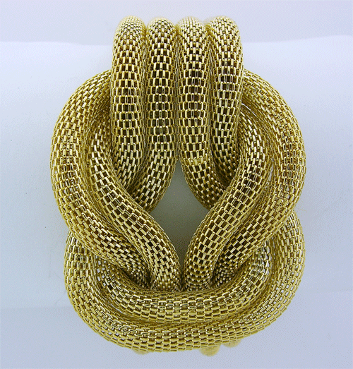 Detailed view of the knotted Golden Chain Bracelet with its unique clasp