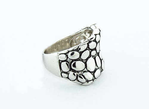 Dazzling 925 Sterling Silver Hammed Ring weighing 9 grams
