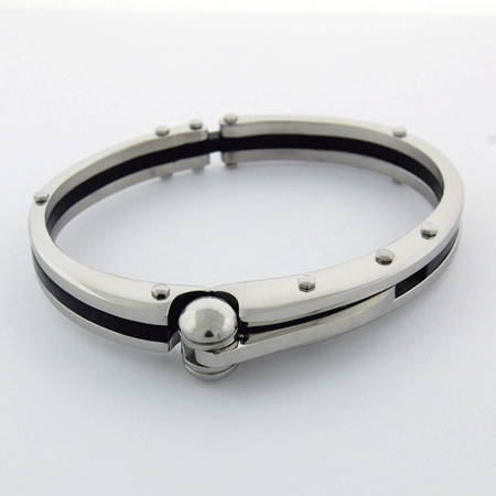 Detailed view of the Men's 316L Stainless Steel and Black Carbon Fiber Bangle Bracelet